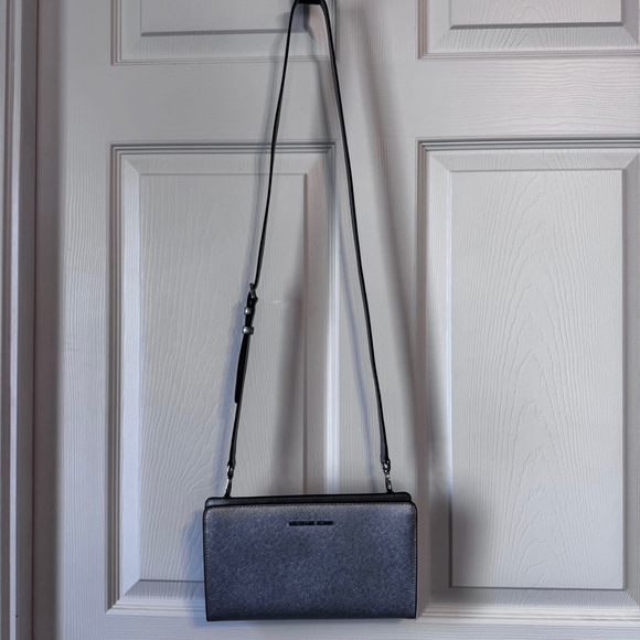 Women's Michael Kors Jet Set Silver Saffiano Leather Crossbody Clutch Purse - Picture 2 of 14